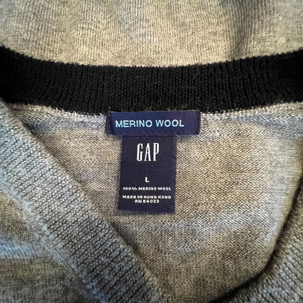 Men's Gap Merino Wool Sweater, Gray V-Neck, Size Large